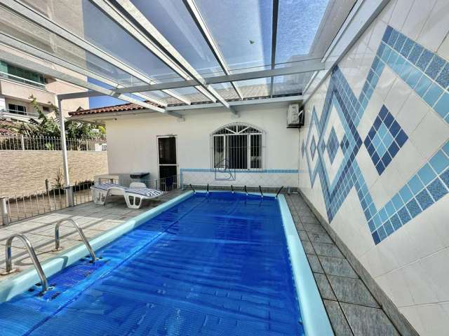 Casa com piscina, financiável à venda, em Barreiros, São José Sc.