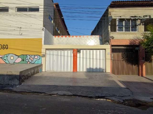 Casa plana com 3 quartos (1 suíte) - Quintino Cunha