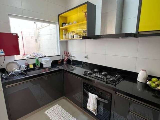 Casa em condomínio fechado com 3 quartos à venda no Jardim Inconfidência, Uberlândia  por R$ 750.000