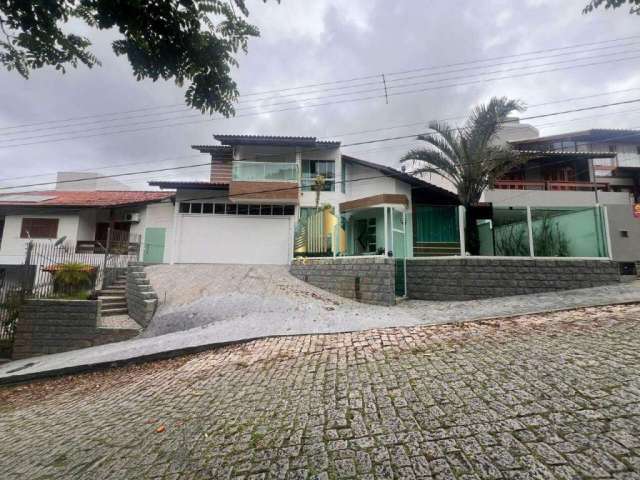 Casa à venda, no Bairro Bom Abrigo, Florianópolis-SC, com 3 quartos, sendo 1 suíte, com 3 vagas