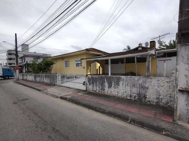 Terreno à venda, no Bairro Fazenda Santo Antônio, São José-SC, com 3 quartos, sendo 1 suíte, com 1 vaga