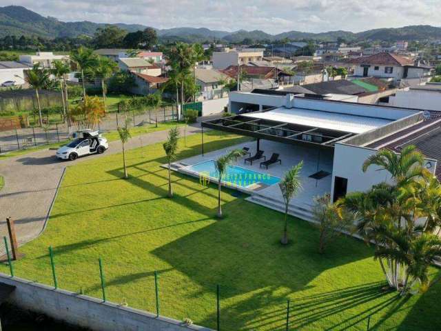 Linda casa na Beira Rio, em Balneário Piçarras - Amplo terreno e desing moderno