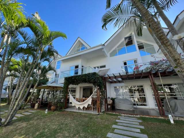 Casa com 3 dormitórios à venda, 237 m² por R$ 2.700.000 - Praia do Estaleiro - Balneário Camboriú/SC