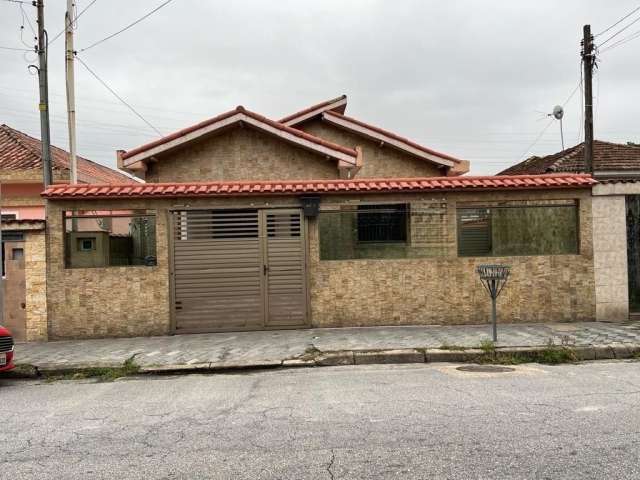 Casa isolada, com 200m², 03 Dormitórios, 02 Banheiros, Com quintal e vagas para mais de 02 veículos, Casqueiro, Cubatão/SP.