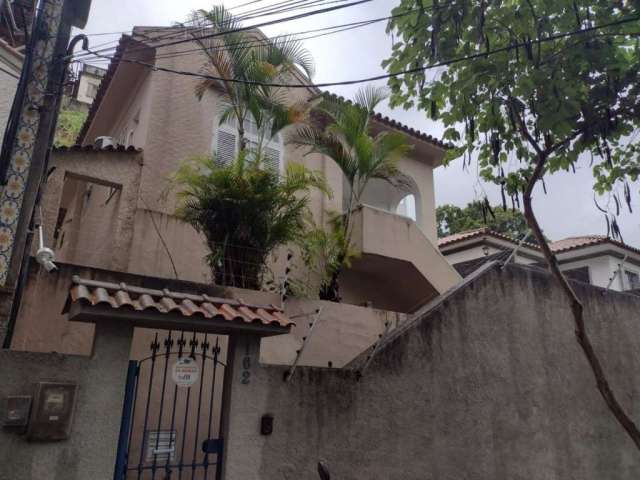 Casa com 3 quartos à venda na Rua Itaocara, 910, Pe Pequeno, Niterói por R$ 650.000