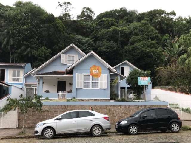 Casa com 4 quartos à venda no América, Joinville  por R$ 1.200.000