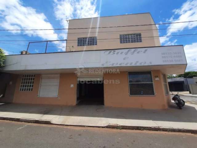 Guapiaçu - Salão comercial com apartamento no piso superior