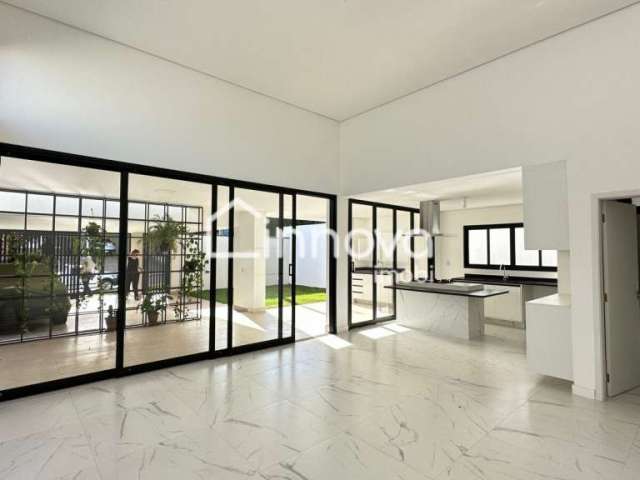 Casa térrea com 3 suítes, escritório, arquitetura moderna e uma bela área gourmet no Residencial  Villa Franca