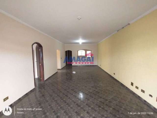 Casa com 4 quartos para alugar no Centro, Igaratá  por R$ 2.800