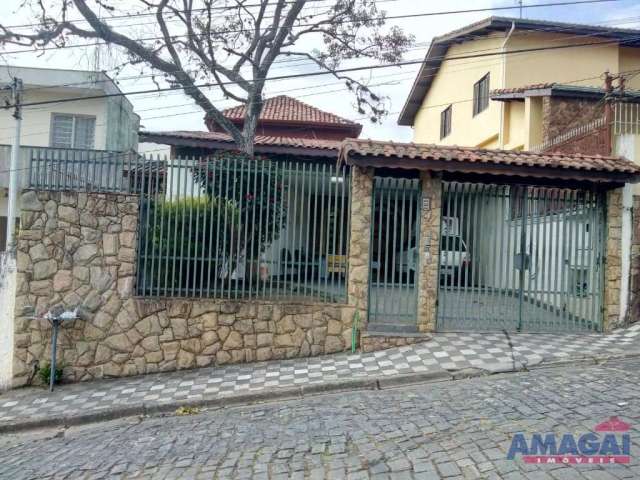 Casa com 4 quartos à venda no Centro, Jacareí  por R$ 600.000