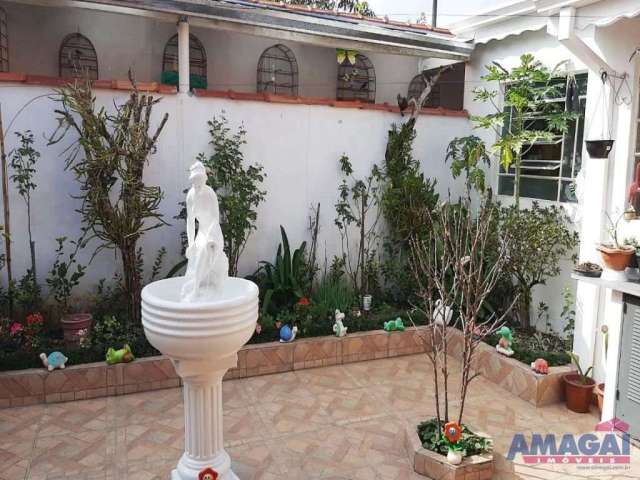 Casa com 4 quartos à venda no Jardim Santa Maria, Jacareí  por R$ 750.000