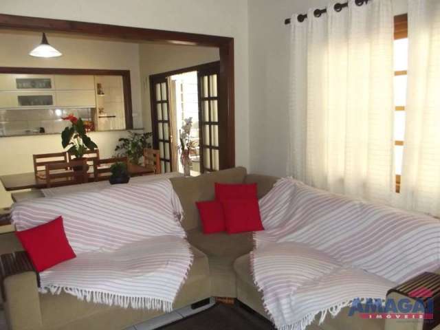 Casa com 3 quartos à venda no Jardim Bela Vista, Jacareí  por R$ 600.000