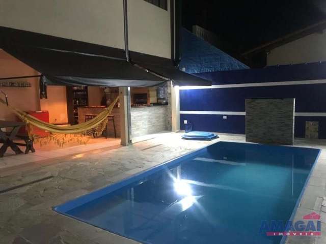 Casa com 3 quartos à venda na Cidade Jardim, Jacareí  por R$ 800.000