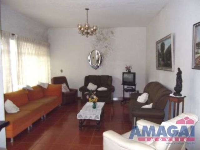 Casa com 3 quartos para alugar no Centro, Jacareí  por R$ 7.000