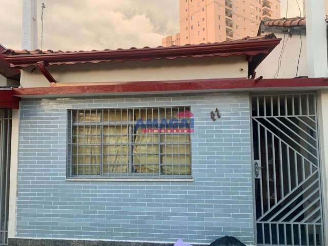 Casa com 2 quartos à venda no Centro, Jacareí  por R$ 320.000