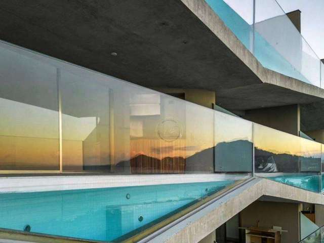Luxuoso apartamento com piscina privativa