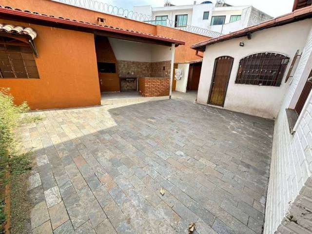 Casa para venda possui 250 metros quadrados com 4 quartos em Santa Amélia - Belo Horizonte - MG
