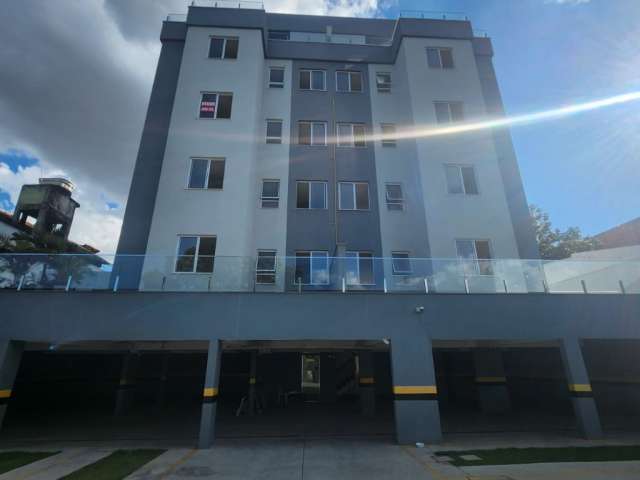 Novidade no bairro Santa Mônica - Cobertura em prédio com elevador