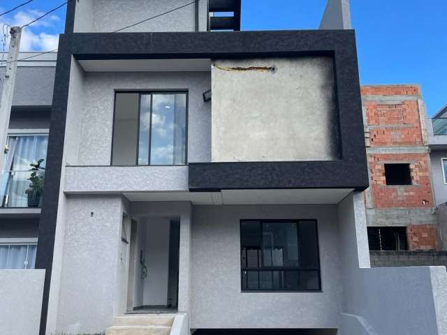 Maravilhosa Casa em condomínio com fachada moderna e excelente padrão construtivo, localizada no bairro Pinheirinho. R$ 1.090,000,00