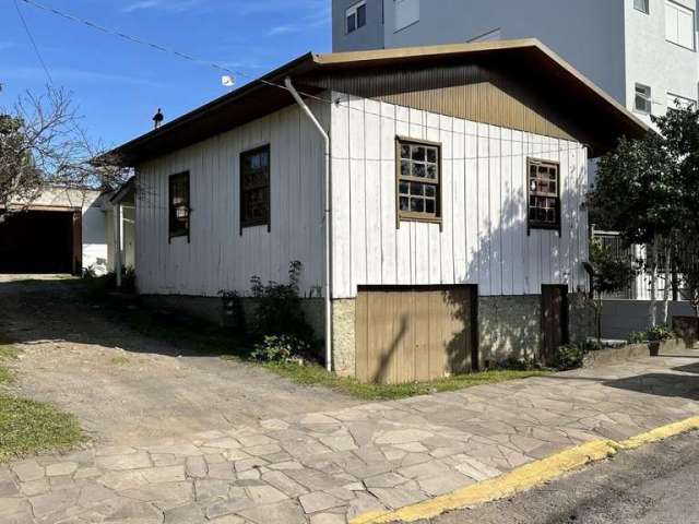 'Casa à venda no bairro Triângulo - Carlos Barbosa com 180m²: 3 dormitórios e 2 banheiros por R$691.000'