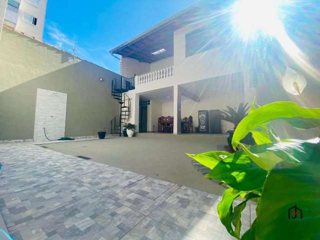 Casa com 3 quartos à venda no Centro, Taubaté  por R$ 1.200.000