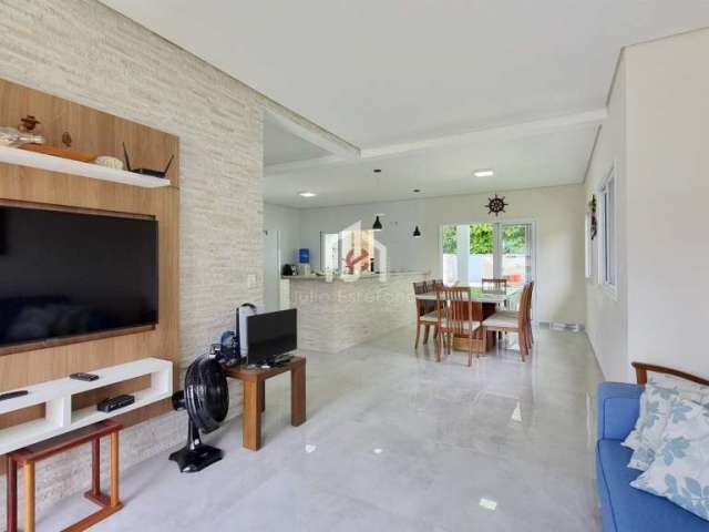 Casa em condomínio fechado com 4 quartos à venda na Praia da Lagoinha, Ubatuba  por R$ 2.000.000