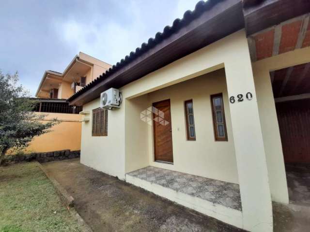 Casa à venda com 03 dormitórios, no bairro Camobi, em Santa Maria, RS.