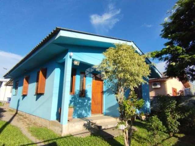 Casa com 03 dormitórios e 02 banheiros à venda no bairro Pé de Plátano em Santa Maria