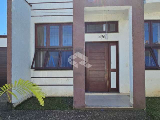 Casa 2 dormitórios 2 banheiros uma suíte 2 vagas de garagem piscina bairro Tomazzeti Santa Maria RS