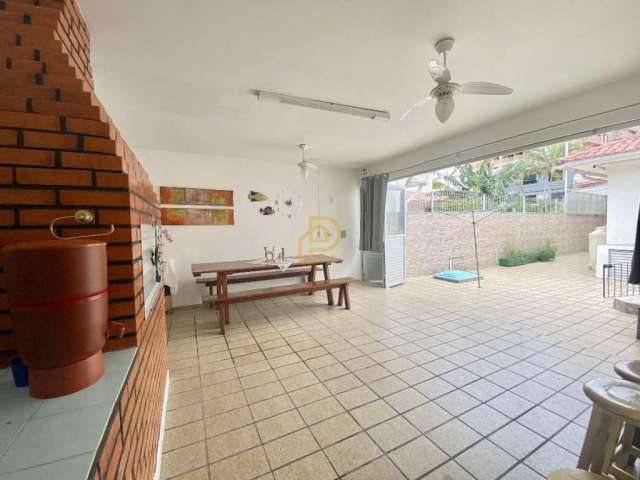 Casa com 3 dormitórios e 1 suíte com piscina em Barreiros, São José com 211 metros privativos por 850 mil