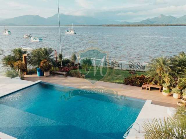 Magnifica casa de frente para o mar em Guaratuba com 755 m² de area total, 5 suites, 8 banheiros, garagem 8 carros, piscina borda infinita de frente.