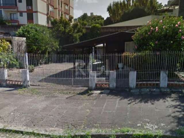 Casa à venda no bairro Tristeza, em Porto Alegre. &lt;BR&gt;Possui dois dormitórios, um banheiro, duas vagas na garagem e área total de 374,00m2. Excelente oportunidade para você que busca um imóvel c