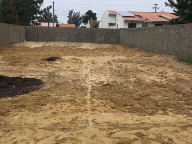 Ótimo terreno, pronto para construir, plano, todo fechado, murado com portão na entrada, localizado na Rua Sergipe em Nova Tramandaí, próximo a toda a infraestrutura local que o bairro oferece como: R