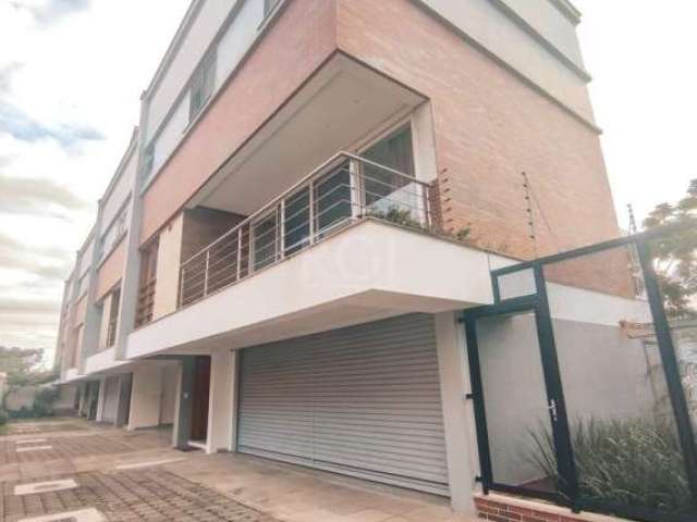 Excelente casa em condomínio, com elevador,  mobiliada, na Av. Pereira Passos, bairro Vila Assunção.&lt;BR&gt;&lt;BR&gt;&lt;BR&gt;Living amplo em conceito aberto com lareira, varanda e janelões com mu