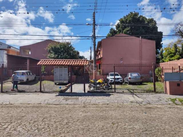 Venha conhecer um ótimo imóvel na Zona Sul de Porto Alegre com dois pavimentos! A casa possui um espaçoso quintal nos fundos, ideal para receber amigos e familiares. O condomínio de baixo custo condom
