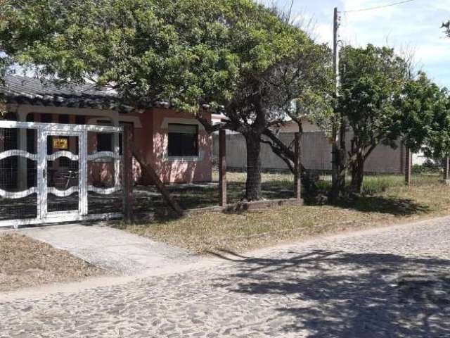Casa na Rua Amazonas em Nova Tramandaí, a  casa possui 4 dormitórios sendo 1 suite, 3 banheiros, sala ampla com lareira e cozinha americana, possui uma edícula com churrasqueira, casa a 5 quadras do m
