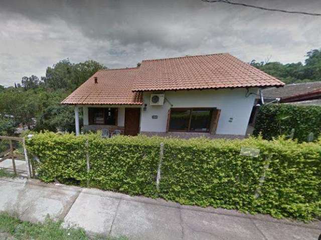 Casa com três dormitórios no bairro Santa Cecília em Viamão.&lt;BR&gt;Imóvel com três dormitórios, sendo um suíte, sala, cozinha, banheiro, área de serviço, pátio, duas vagas de garagem, varanda, saca