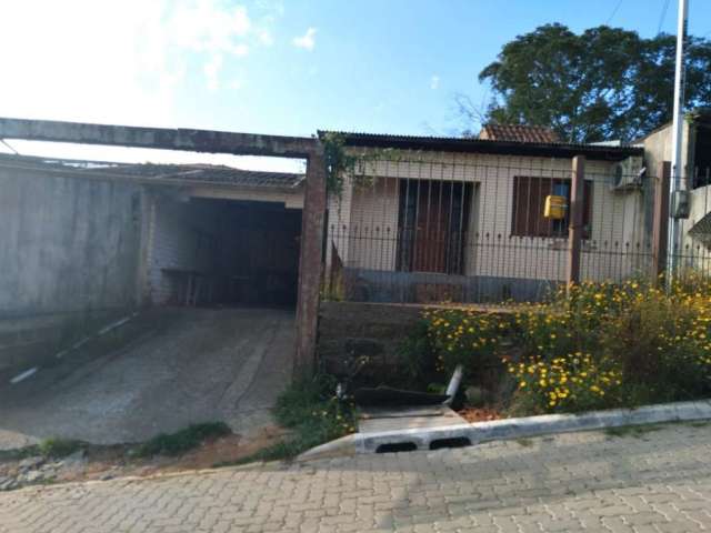 Casa á venda de 2 dormitórios no bairro Fiuza em Viamão.&lt;BR&gt;Imóvel com sala e cozinha conjugadas, banheiro social, dois dormitórios, pátio nos fundos, área com cozinha e churrasqueira.&lt;BR&gt;