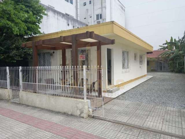 Casa para Venda no bairro Centro em Balneário Camboriú, 4 quartos, 10 vagas, Semi-Mobiliado, 410 m² de área total,