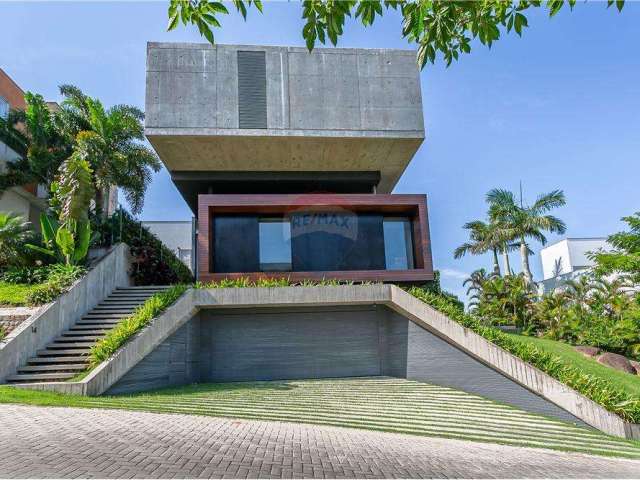 Casa à Venda Destaque Vougue em Florianópolis Santa Catarina por R$ 7.850.000 no Cacupé com 542m2 terreno e 340 m2 construção 3 suites 4 vagas