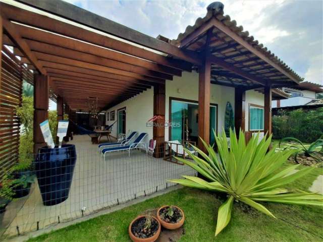 Ótimo imóvel com 03 suítes, lindo espaço gourmet e amplo quintal gramado em Manguinhos, dentro de condomínio