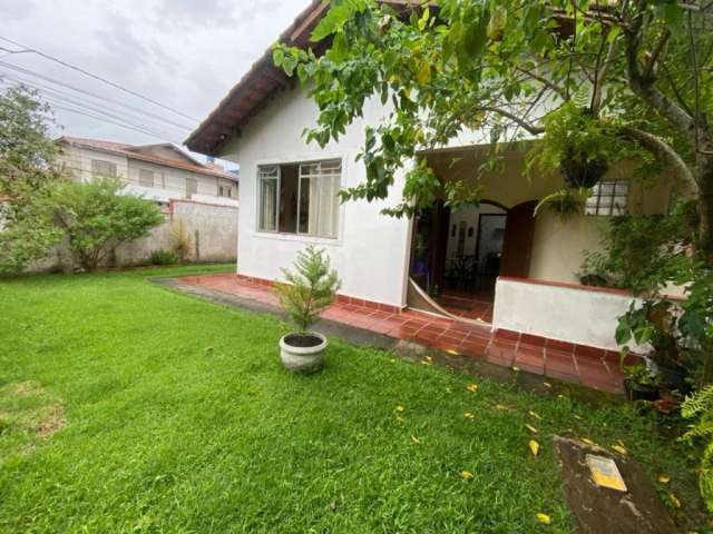 Casa no bairro Belmira Novaes, em Peruíbe, Possui espaço para piscina, 04 dormitórios;
