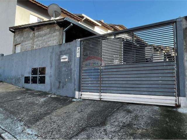 Sobrado no Condomínio Chácara Luzia Vicente - Hípica Jaguari com 2 quartos, sala, cozinha lavabo e 1 banheiro, com privacidade e segurança