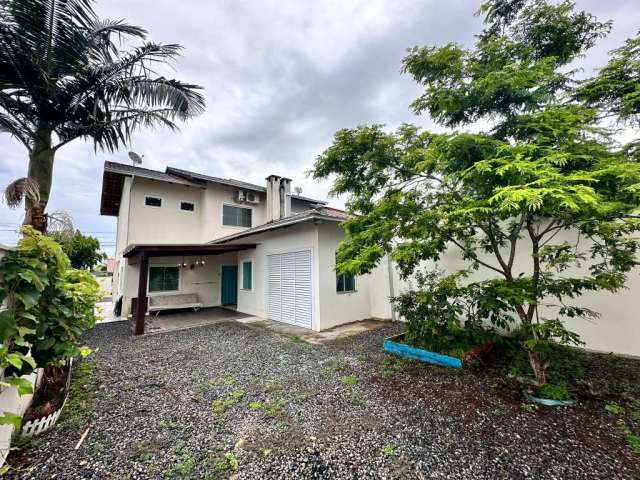 Casa com 3 quartos à venda na Vila Nova, Joinville  por R$ 590.000