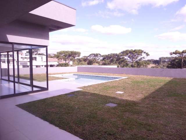 Casa Térrea em Condomínio para venda, amplo jardim com piscina!