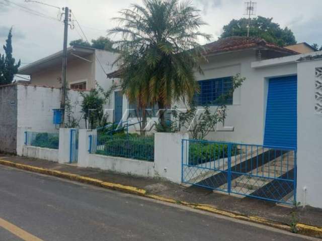 Casa comercial com 722m², 3 dormitório, 3 vagas, próximo Rod. Profa. Pedrina Maria da Silva Valente