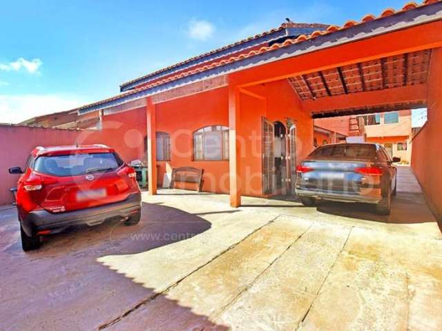 CASA à venda com piscina e 3 quartos em Peruíbe, no bairro Estancia Balnearia Maria Helena Novaes