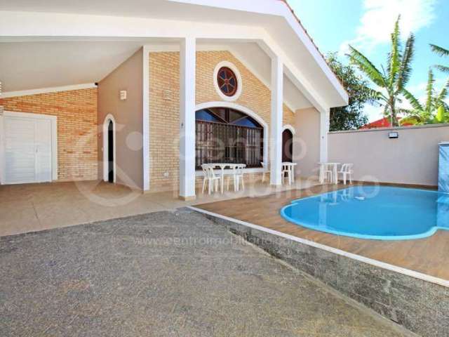 CASA à venda com piscina e 3 quartos em Peruíbe, no bairro Parque Balneario Oasis