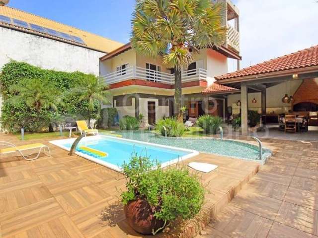 CASA à venda com piscina e 4 quartos em Peruíbe, no bairro Balneario Florida