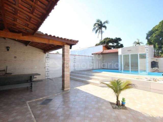 CASA à venda com piscina e 3 quartos em Peruíbe, no bairro Estancia Balnearia Maria Helena Novaes